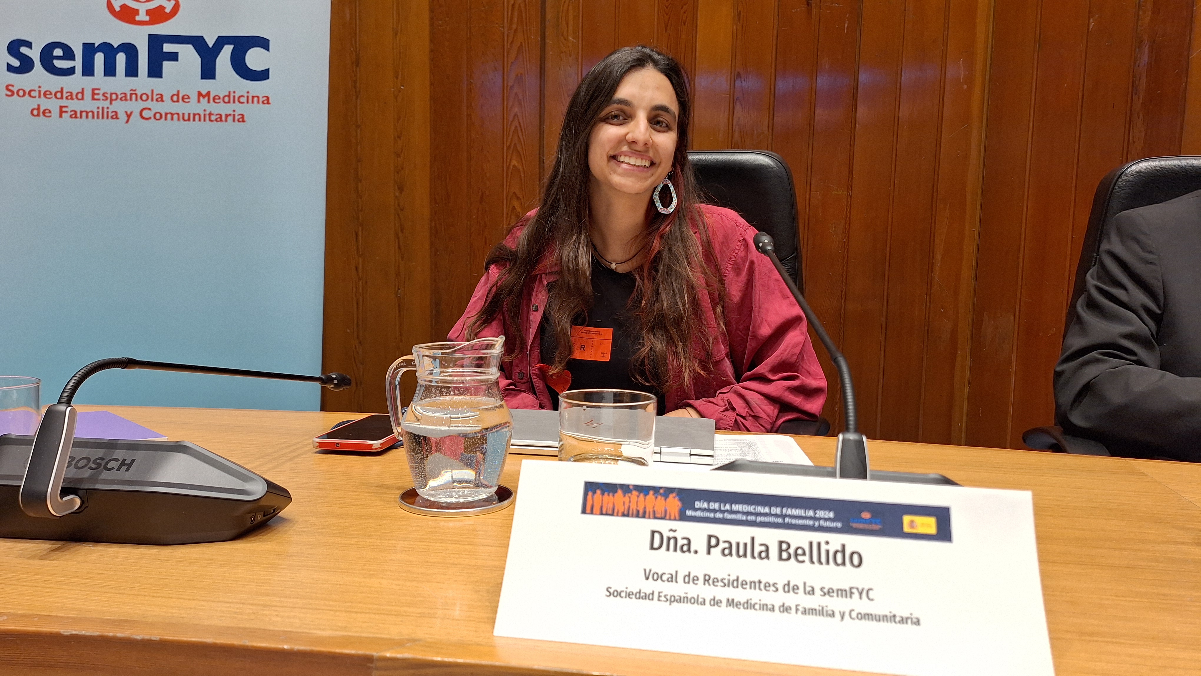 Paula Bellido, vocal de residentes de la semFYC, entre las personas intervinientes.